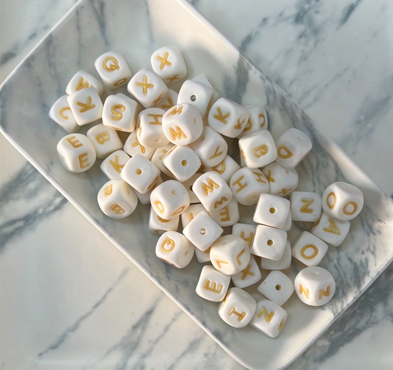 Letra bebé blanco dorado