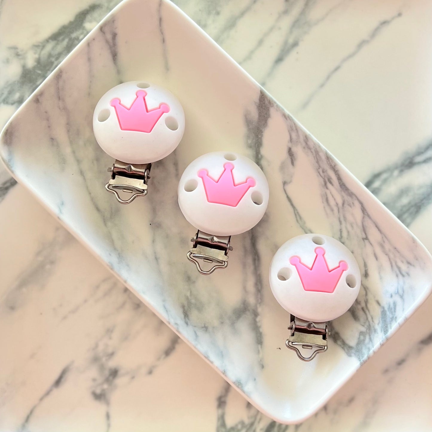 Broche coronita blanco