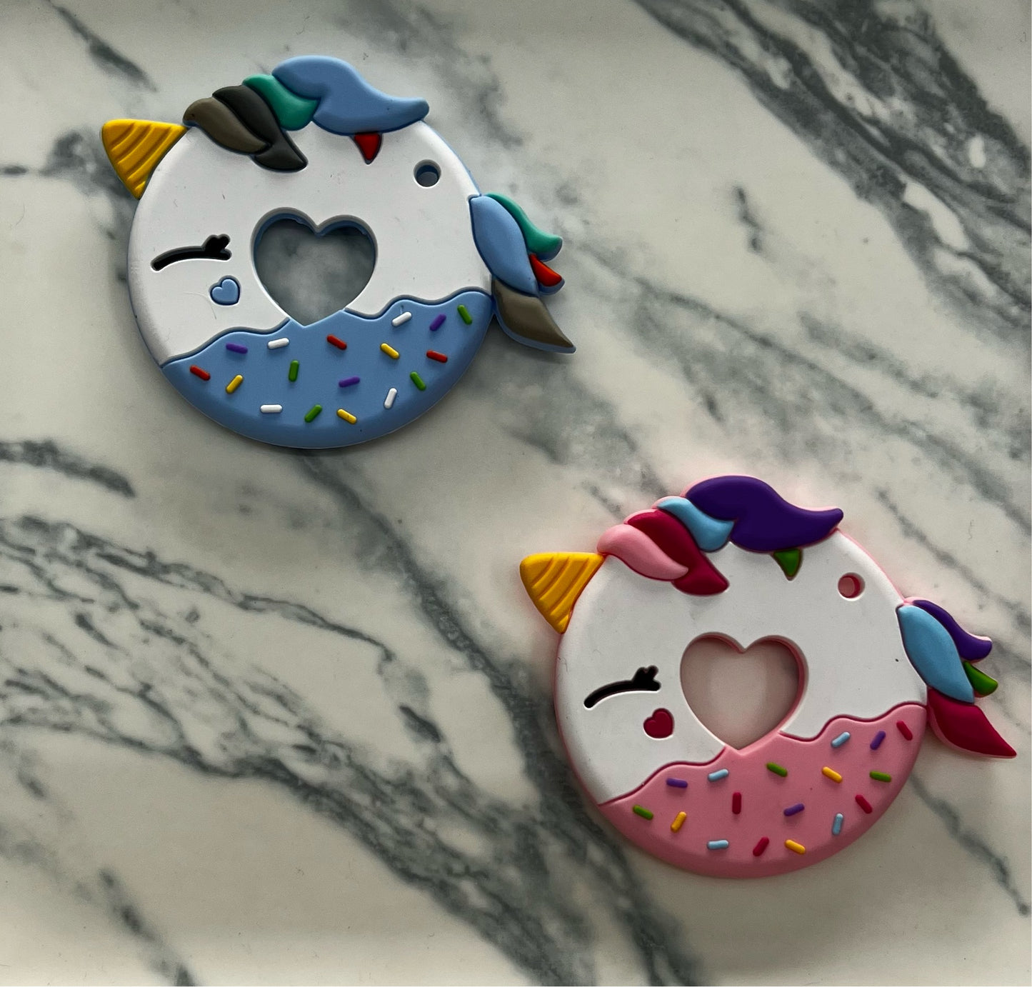 Mordedera dona unicornio